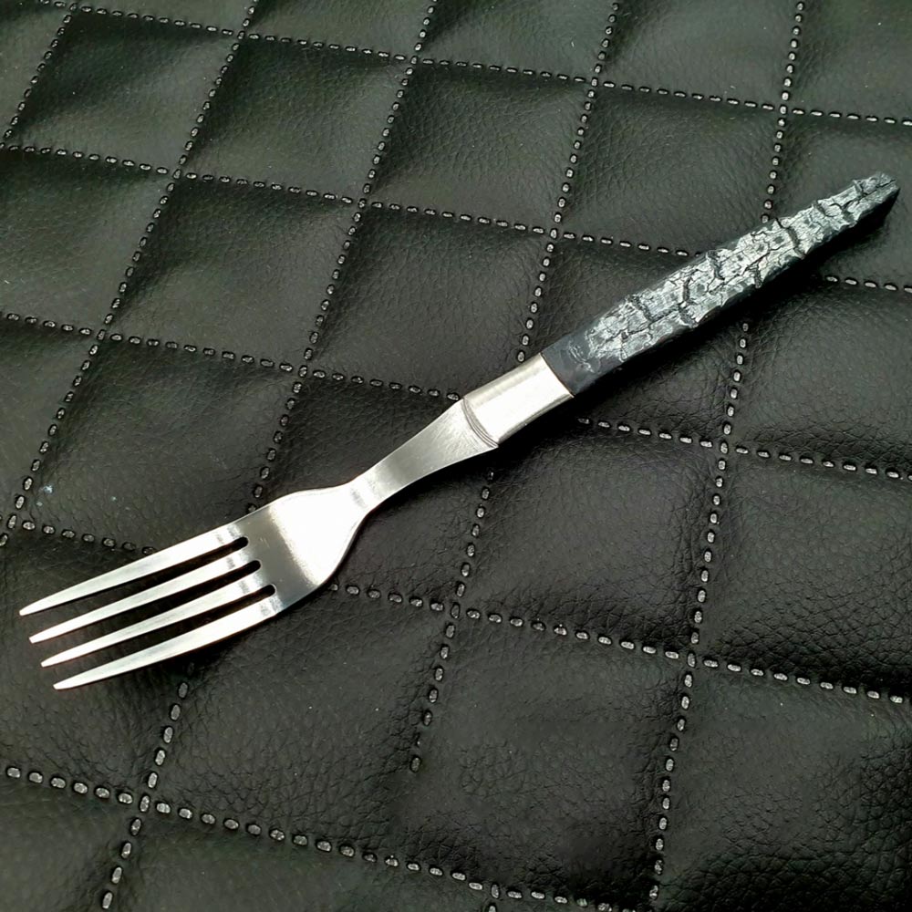 Die SteaxsForxs Evolution Steakgabel ist das passende Pendant zu zum Steakmesser Set.