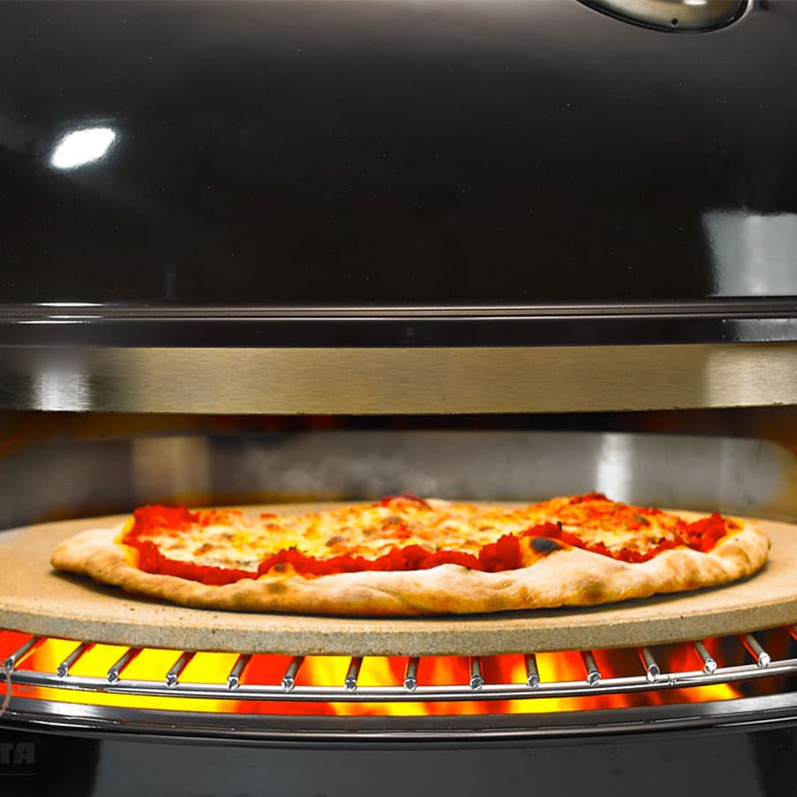 moesta-pizzaring-pizza-auf-stein