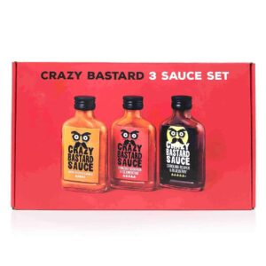 In diesem Crazy Bastard Set findest du 3 sehr scharfe Saucen (Orange, Rot, Schwarz), in der schön bedruckten Geschenkbox.